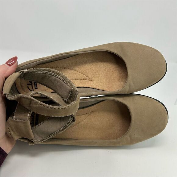 Clarks Women's Beige Leather Ankle Strap Flats Size 6.5W Casual Shoes Round Toe - Picture 9 of 11